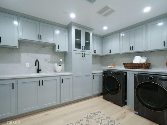 Interior, Recessed Lighting, Washer, Wood Texture Flooring