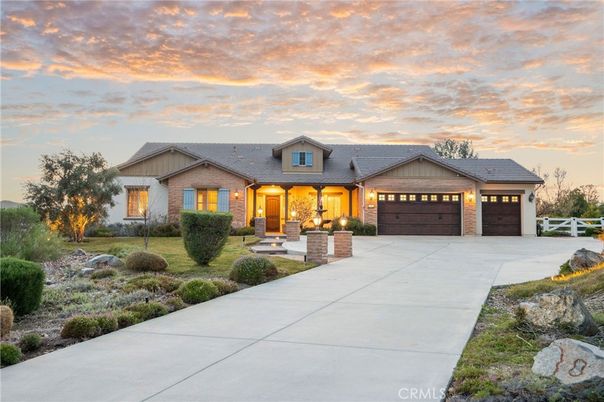 Attached, Exterior, Facade, Ranch