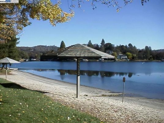 Exterior, Lake