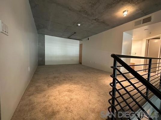 Empty room, Interior