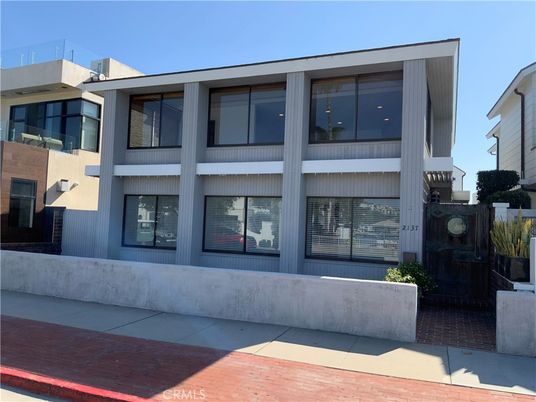 Exterior, Facade, Modern