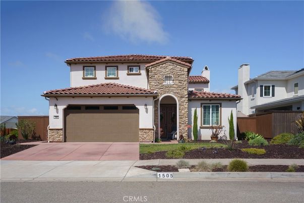 Attached, Exterior, Facade, Mediterranean