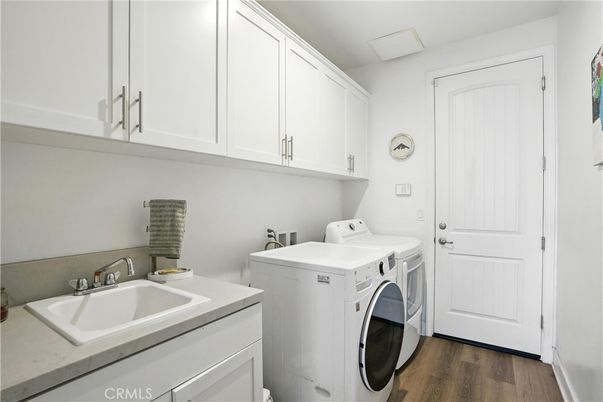 Interior, Washer, Wood Texture Flooring