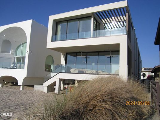 Exterior, Facade, Modern