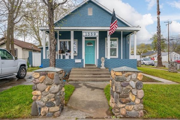 Exterior, Facade, Queen Anne Victorian