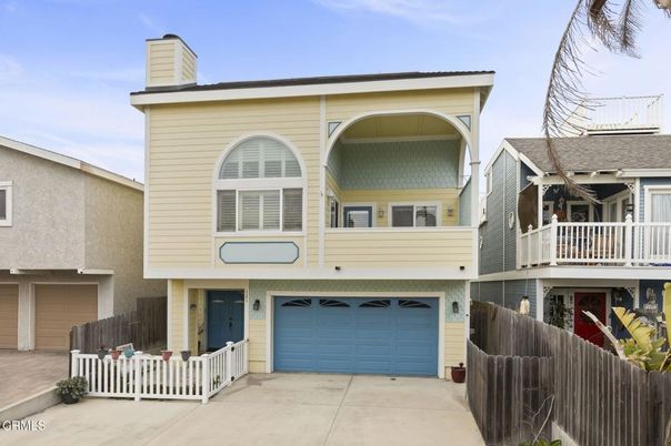 Attached, Exterior, Facade, Rowhouse