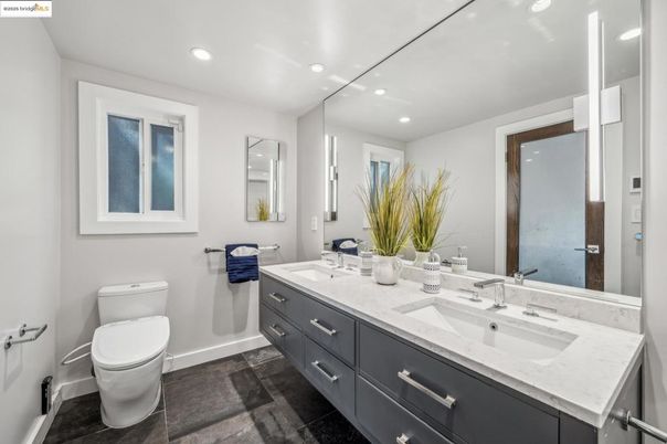Bathroom, Dual Sink Vanities, Interior, Recessed Lighting