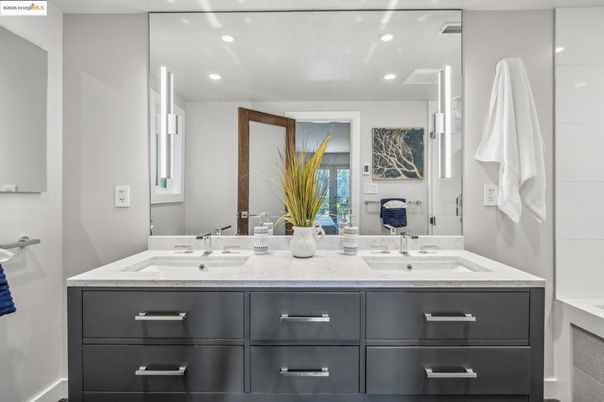 Bathroom, Dual Sink Vanities, Interior, Recessed Lighting