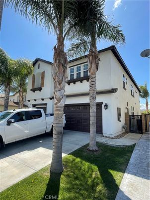 Attached, Exterior, Facade, Mediterranean