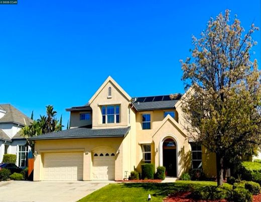 Attached, Exterior, Facade, Solar Panels, Brick Traditional