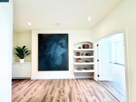 Interior, Recessed Lighting, Wood Texture Flooring
