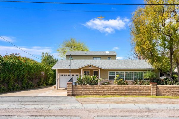 Attached, Exterior, Facade, Ranch