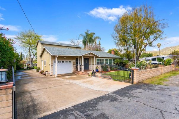 Attached, Exterior, Facade, Ranch