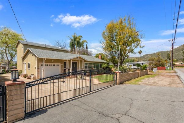 Attached, Exterior, Facade, Ranch