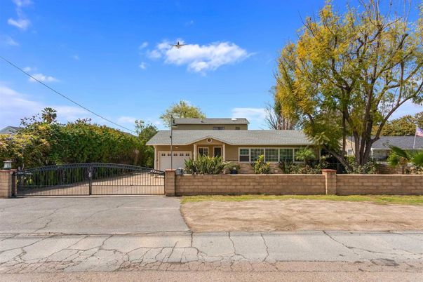 Attached, Exterior, Facade, Ranch