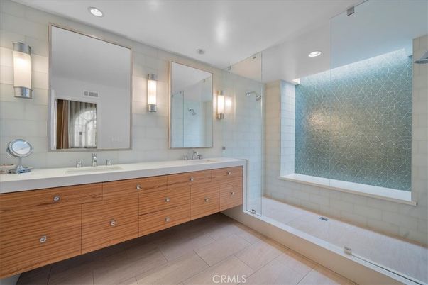 Bathroom, Dual Sink Vanities, Interior, Recessed Lighting