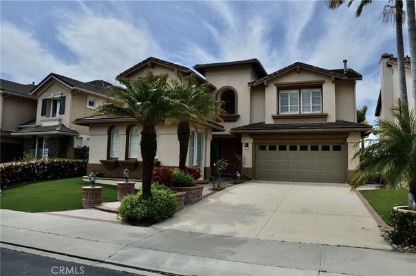 Attached, Exterior, Facade, Mediterranean