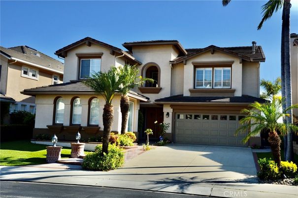 Attached, Exterior, Facade, Mediterranean