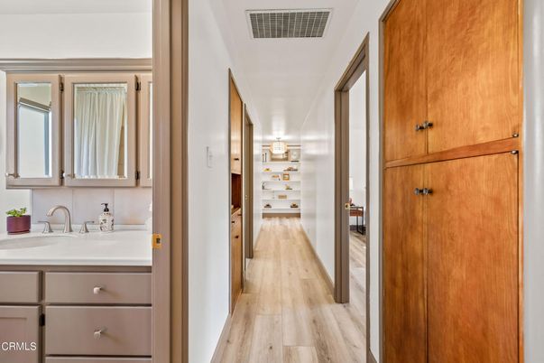 Bathroom, Interior, Walk-in Closets, Wood Texture Flooring