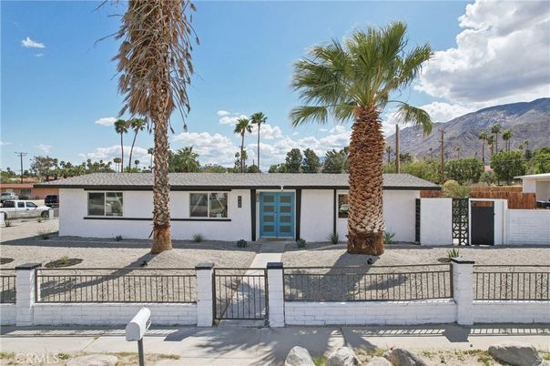 Exterior, Facade, Ranch