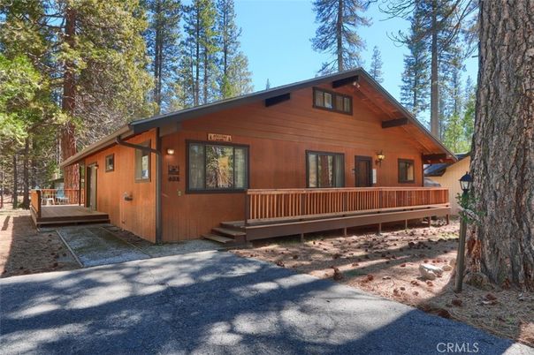 Exterior, Facade, Log Home