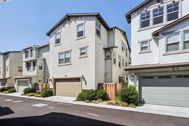 Attached, Exterior, Facade, Rowhouse