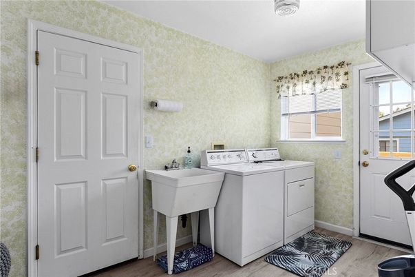 Interior, Washer, Wood Texture Flooring