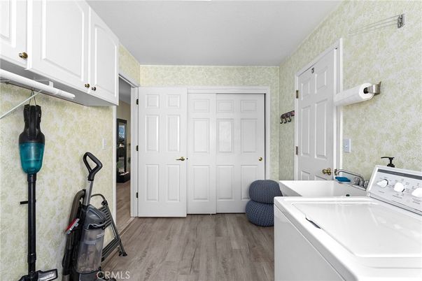 Interior, Washer, Wood Texture Flooring