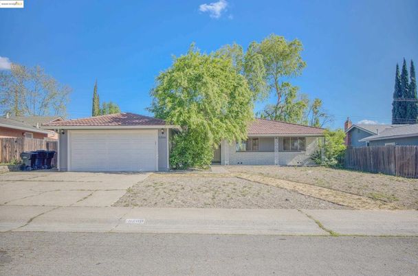 Attached, Exterior, Facade, Ranch