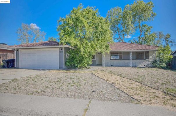 Attached, Exterior, Facade, Ranch