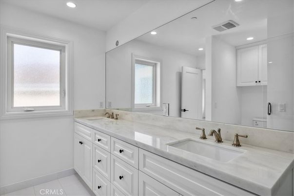 Bathroom, Dual Sink Vanities, Interior, Recessed Lighting