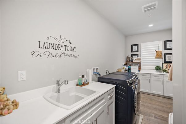 Interior, Recessed Lighting, Washer, Wood Texture Flooring