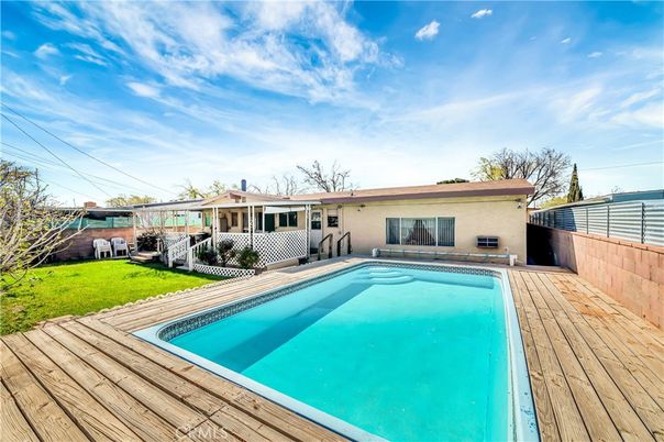 Exterior, Pool