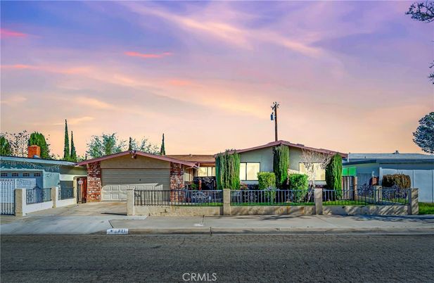 Attached, Exterior, Facade, Ranch