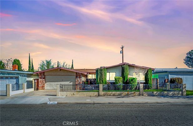 Attached, Exterior, Facade, Ranch