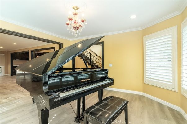 Chandelier, Interior, Piano, Recessed Lighting, Wood Texture Flooring