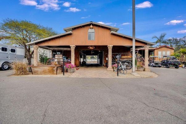 Exterior, Facade, Log Home