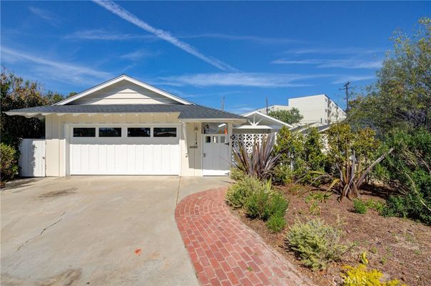 Attached, Exterior, Facade, American Craftsman