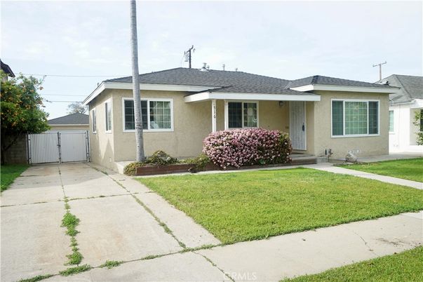 Exterior, Facade, Ranch