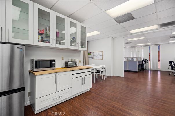 Dining room, Interior, Kitchen, Recessed Lighting, Stainless Steel Appliances, Wood Texture Flooring