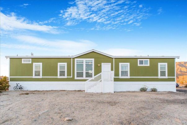 Exterior, Facade, Ranch