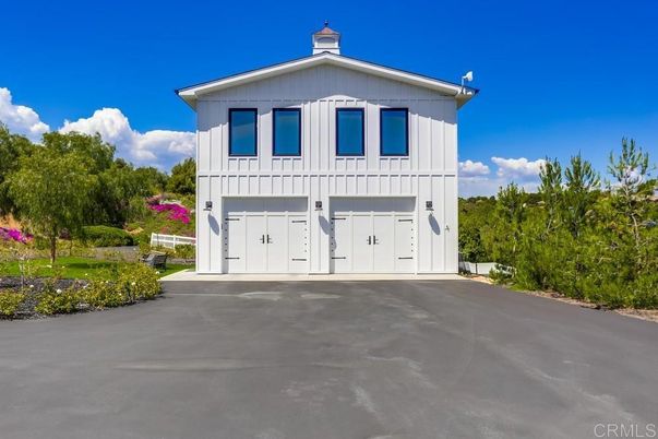 Attached, Exterior, Facade, Farmhouse