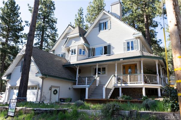 Attached, Exterior, Facade, Queen Anne Victorian