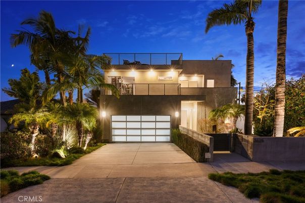 Attached, Exterior, Facade, Modern