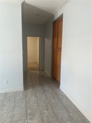 Empty room, Interior