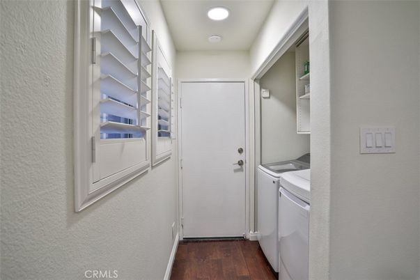 Interior, Recessed Lighting, Washer, Wood Texture Flooring