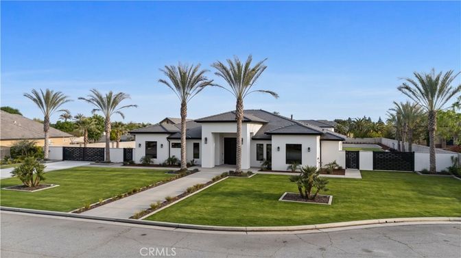 Exterior, Facade, Ranch
