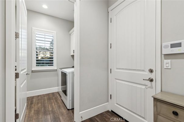 Interior, Recessed Lighting, Washer, Wood Texture Flooring