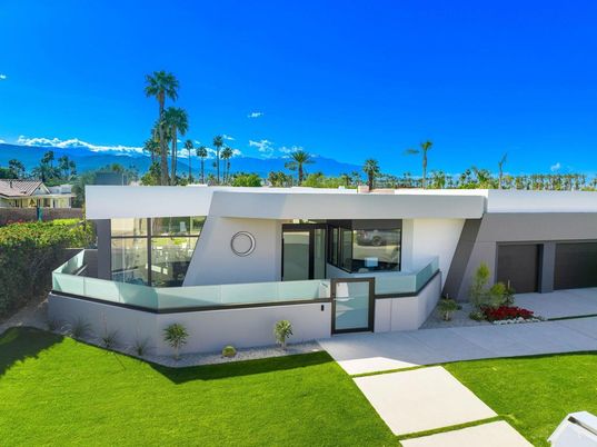 Backyard, Exterior, Facade, Modern
