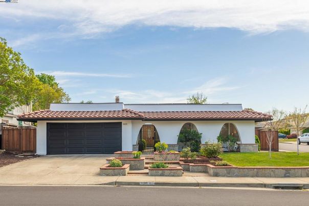 Attached, Exterior, Facade, Spanish Mediterranean